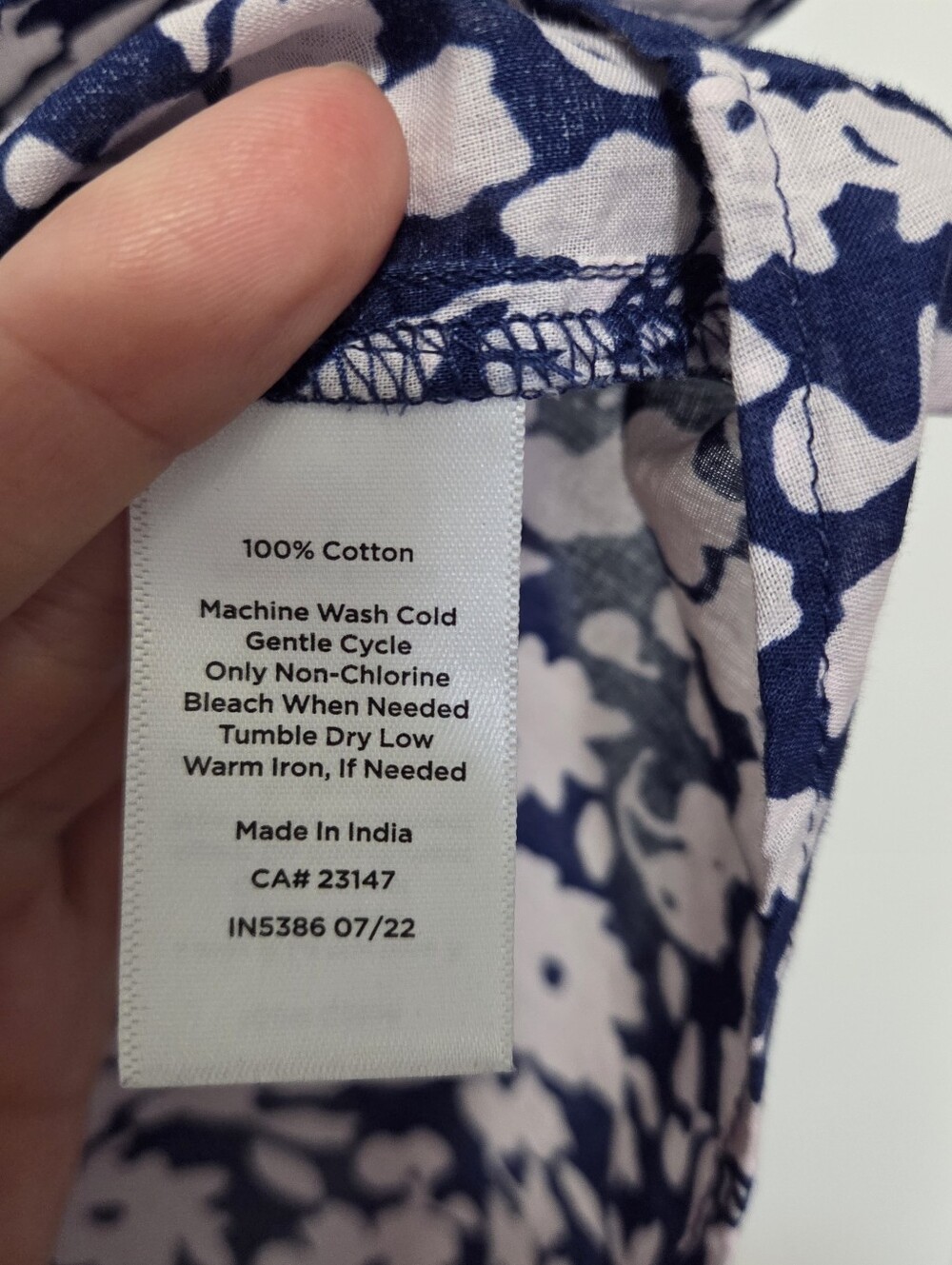 Talbots 100% Cotton Navy Pink Ditsy Floral Smocked Split Neck Top Size Medium - Picture 7 of 9